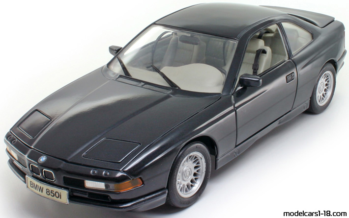 1990 - BMW 850i (E31) Maisto 1/18 (Blau) Vorne linke Seite