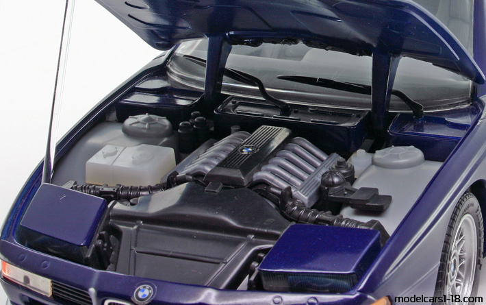 1990 - BMW 850i (E31) Revell 1/18 (Blau) Motor