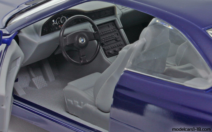 1990 - BMW 850i (E31) Revell 1/18 (Blau) Innenraum Armaturenbrett
