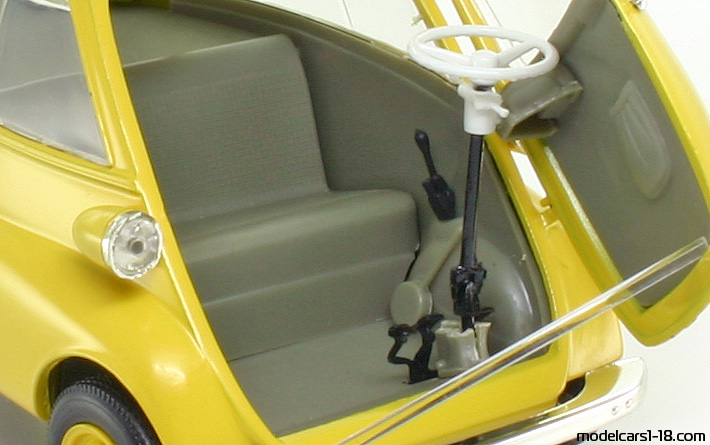 1955 - BMW Isetta 250 Post Revell 1/18 (Gelb) Innenraum Armaturenbrett
