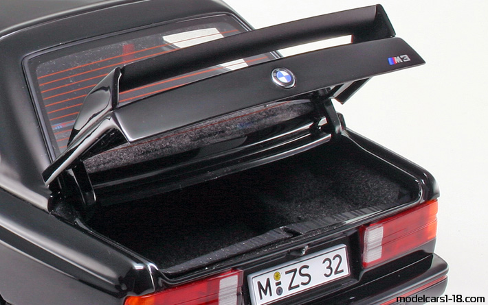 1989 - BMW M3 (E30) AutoArt 1/18 (Schwarz) Kofferraum / Klappbare Scheinwerfer