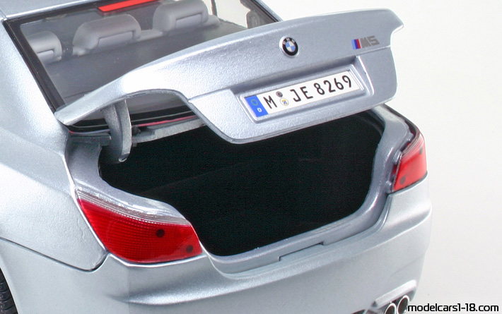 2007 - BMW M5 (E60) Maisto 1/18 (Blau) Kofferraum / Klappbare Scheinwerfer