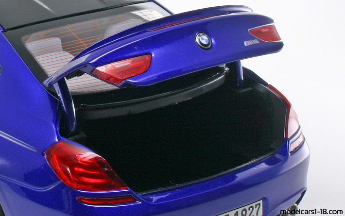 2012 - BMW M6 (F13) Paragon 1/18 (Blau) Kofferraum / Klappbare Scheinwerfer