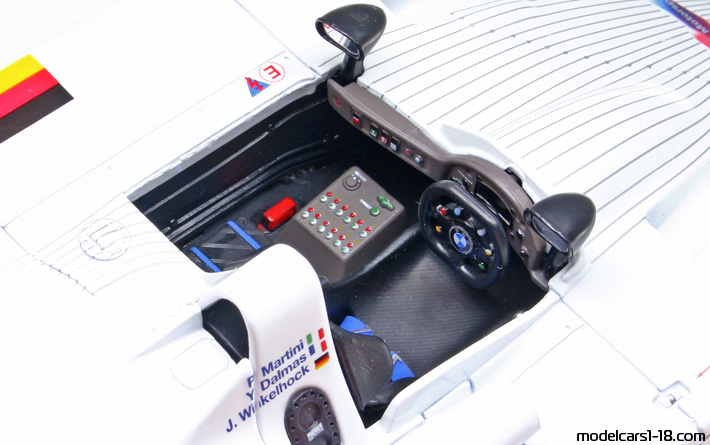 1999 - BMW V12 LMR Maisto 1/18 (Weiß) Innenraum Armaturenbrett