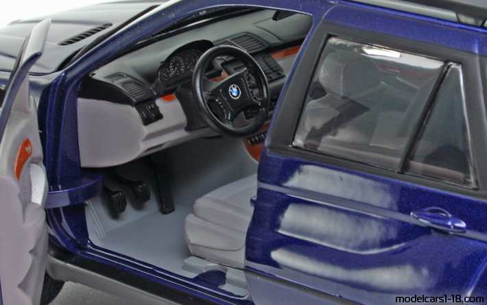 1999 - BMW X5 (E53) Anson 1/18 (Blau) Innenraum Armaturenbrett