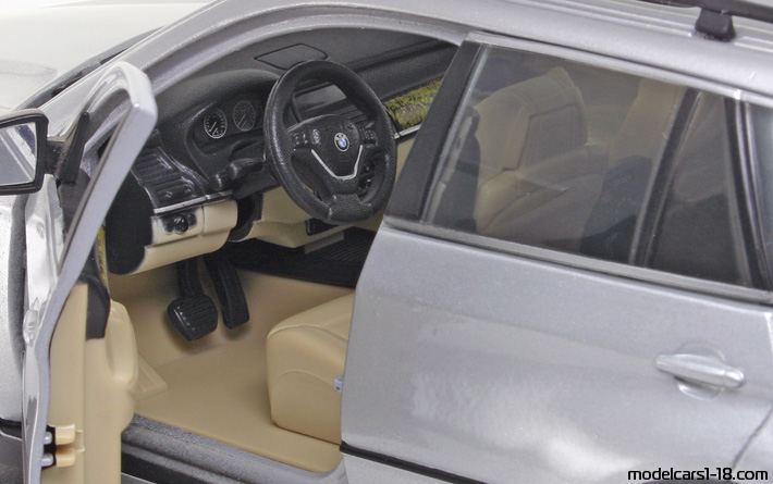 2006 - BMW X5 (E70) Bburago 1/18 (Silber) Innenraum Armaturenbrett