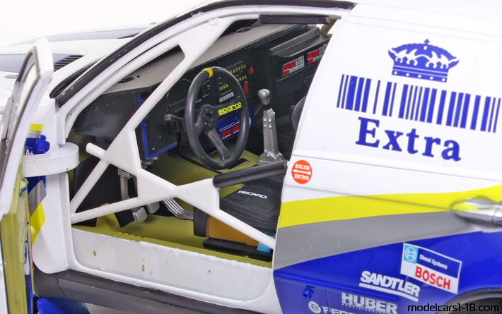 2004 - BMW X5 X-Raid (E53) Solido 1/18 (Weiß / Blau) Innenraum Armaturenbrett