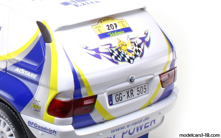 2004 - BMW X5 X-Raid (E53) Solido 1/18 (Weiß / Blau) Kofferraum / Klappbare Scheinwerfer