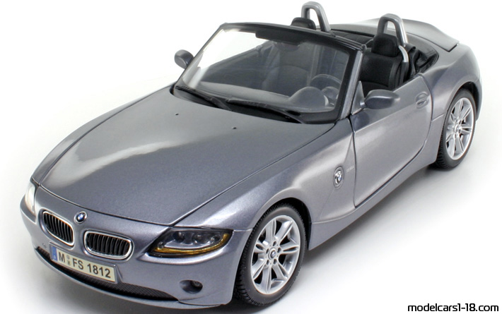 2002 - BMW Z4 (E85) Maisto 1/18 (Grau) Vorne linke Seite