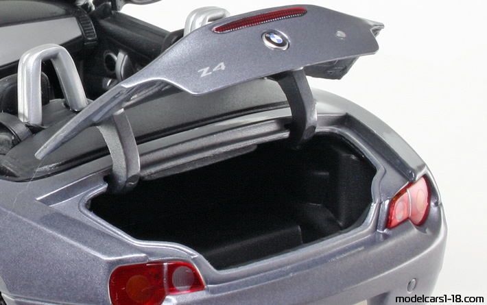 2002 - BMW Z4 (E85) Maisto 1/18 (Grau) Kofferraum / Klappbare Scheinwerfer