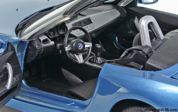 2002 - BMW Z4 (E85) Motor Max 1/18 (Blau) Innenraum Armaturenbrett
