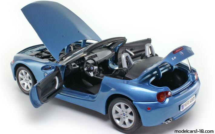 2002 - BMW Z4 (E85) Motor Max 1/18 (Blau) Zu öffnende Teile