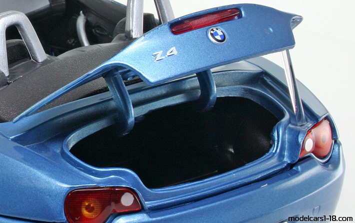 2002 - BMW Z4 (E85) Motor Max 1/18 (Blau) Kofferraum / Klappbare Scheinwerfer