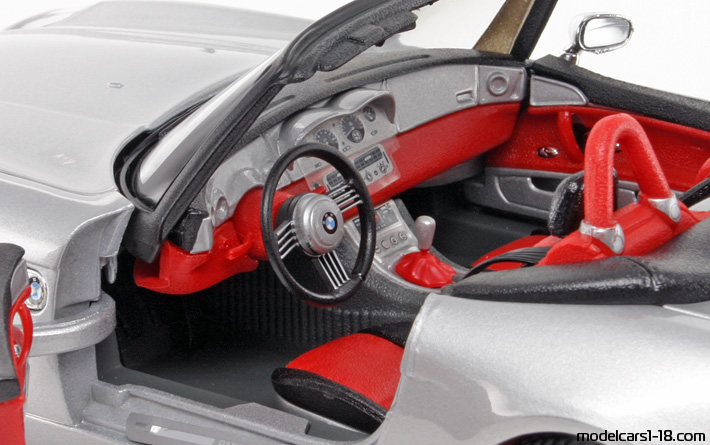 2000 - BMW Z8 (E52) Bburago 1/18 (Silber) Innenraum Armaturenbrett