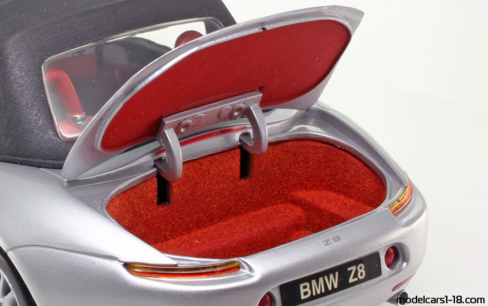 2000 - BMW Z8 (E52) Kyosho 1/18 (Silber) Kofferraum / Klappbare Scheinwerfer