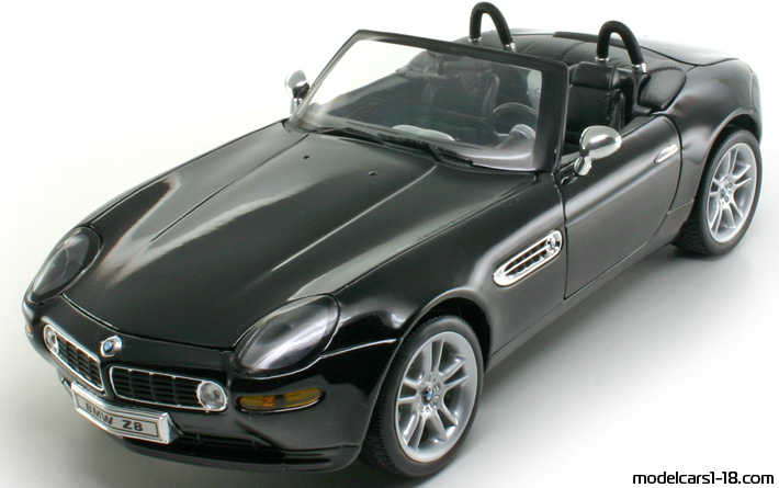 2000 - BMW Z8 (E52) Welly 1/18 (Black) Vorne linke Seite