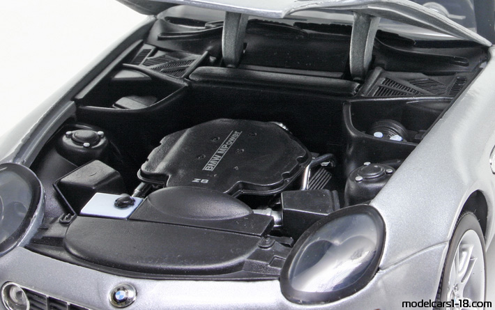 2000 - BMW Z8 (E52) Welly 1/18 (Silber) Motor