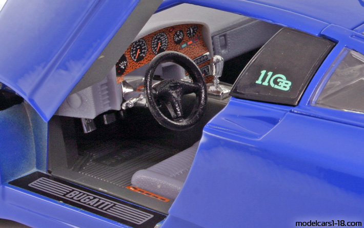 1991 - Bugatti EB 110 Bburago 1/18 (Blau) Innenraum Armaturenbrett