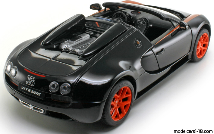 2012 - Bugatti Veyron 16.4 Grand Sport Rastar 1/18 (Schwarz / Rot) Hinten rechte seite