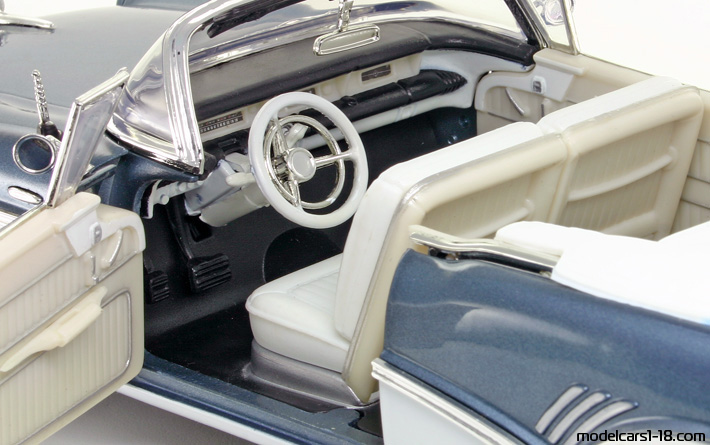 1957 - Buick Roadmaster Motor Max 1/18 (Blau / Weiß) Innenraum Armaturenbrett