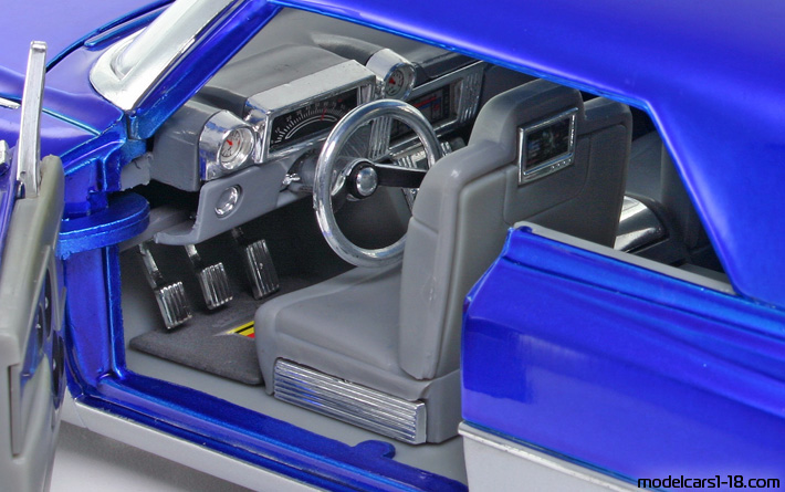 1963 - Cadillac Coupe DeVille Jada Toys 1/18 (Blau / Silber) Innenraum Armaturenbrett