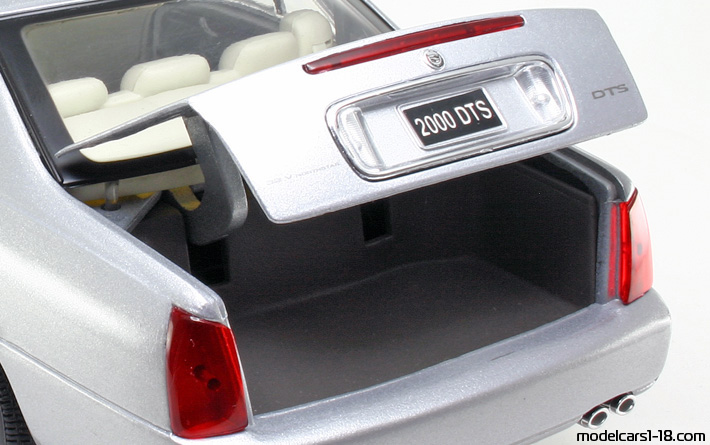 2000 - Cadillac DeVille Maisto 1/18 (Silber) Kofferraum / Klappbare Scheinwerfer