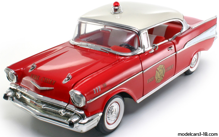 1957 - Chevrolet Bel Air Highway Patrol / Fire Dept Road Legends 1/18 (Red / Weiß) Vorne linke Seite