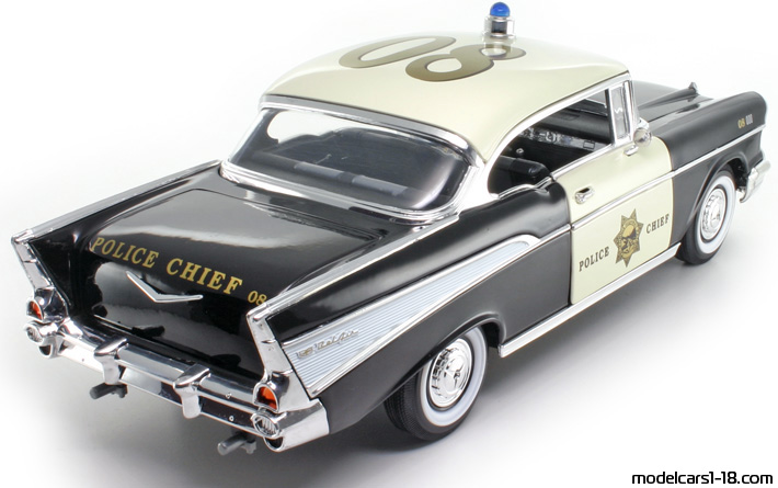 1957 - Chevrolet Bel Air Highway Patrol / Fire Dept Road Legends 1/18 (Schwarz / Weiß) Hinten rechte seite