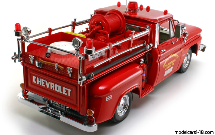 1965 - Chevrolet C-20 Fire Truck Sun Star 1/18 (Rot) Hinten rechte seite