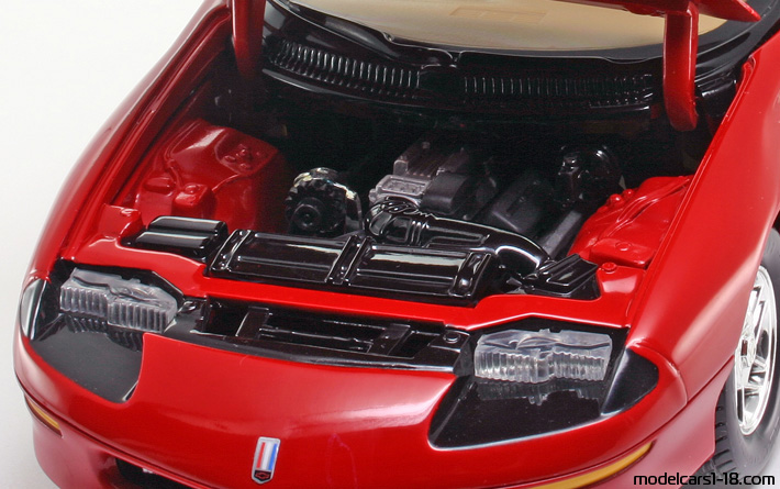 1996 - Chevrolet Camaro Z/28 ERTL 1/18 (Rot) Motor