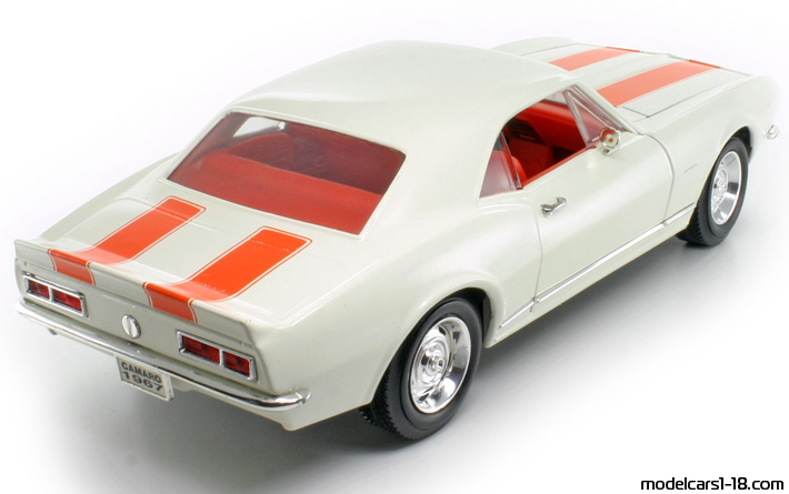 1967 - Chevrolet Camaro Z/28 Road Signature 1/18 (Weiß / Orange) Hinten rechte seite