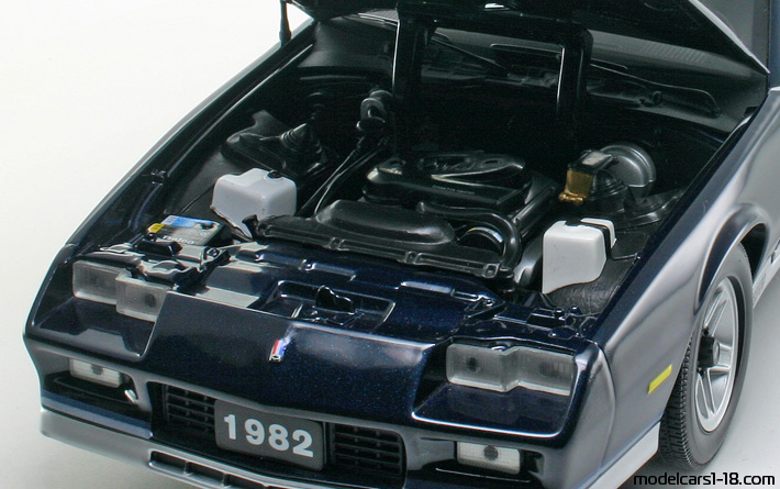 1982 - Chevrolet Camaro Z/28 Sun Star 1/18 (Blau / Hellsilber) Motor