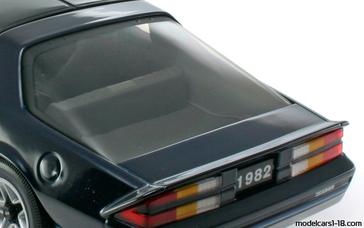 1982 - Chevrolet Camaro Z/28 Sun Star 1/18 (Blau / Hellsilber) Kofferraum / Klappbare Scheinwerfer