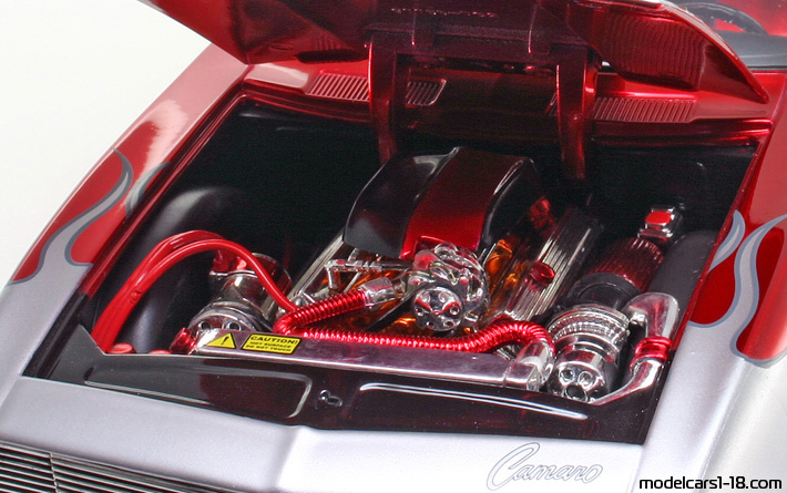 1968 - Chevrolet Camaro Jada Toys 1/18 (Rot / Hellsilber) Motor