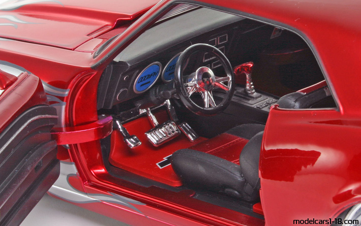 1968 - Chevrolet Camaro Jada Toys 1/18 (Rot / Hellsilber) Innenraum Armaturenbrett