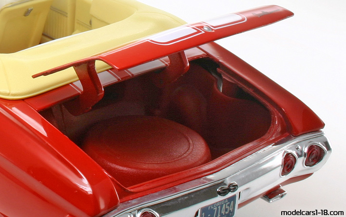 1971 - Chevrolet Chevelle SS 454 Maisto 1/18 (Rot / Weiß) Kofferraum / Klappbare Scheinwerfer