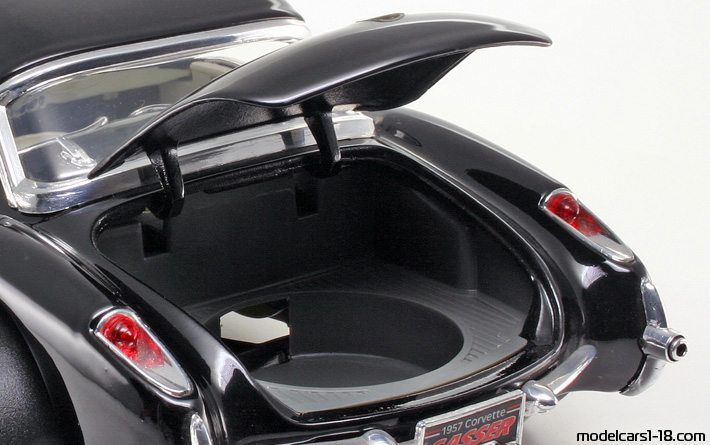 1957 - Chevrolet Corvette C1 Gasser Road Legends 1/18 (Schwarz / Weiß) Kofferraum / Klappbare Scheinwerfer
