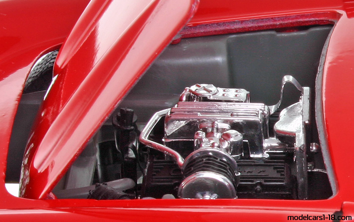 1957 - Chevrolet Corvette C1 Road Tough 1/18 (Rot / Weiß) Motor