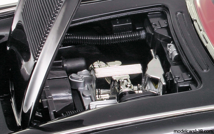 1958 - Chevrolet Corvette C1 Motor Max 1/18 (Schwarz / Silber) Motor
