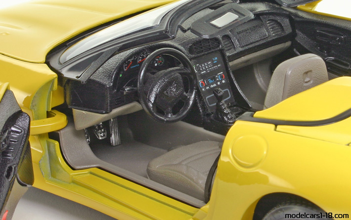 1997 - Chevrolet Corvette C5 Bburago 1/18 (Gelb) Innenraum Armaturenbrett