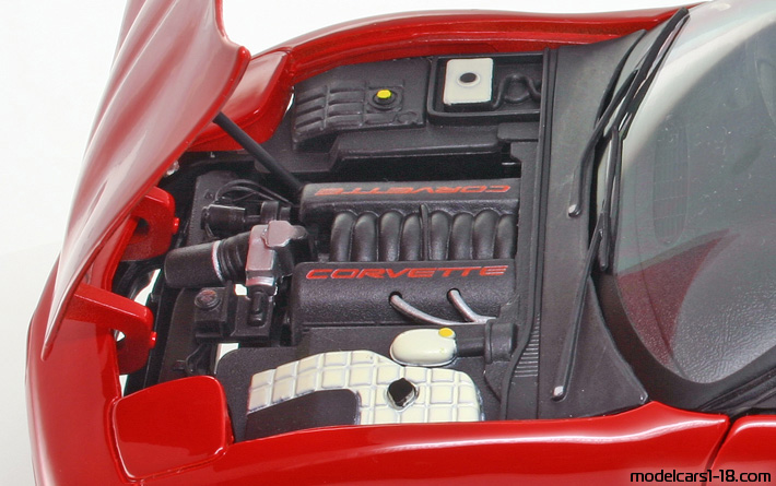 1998 - Chevrolet Corvette C5 Maisto 1/18 (Rot) Motor