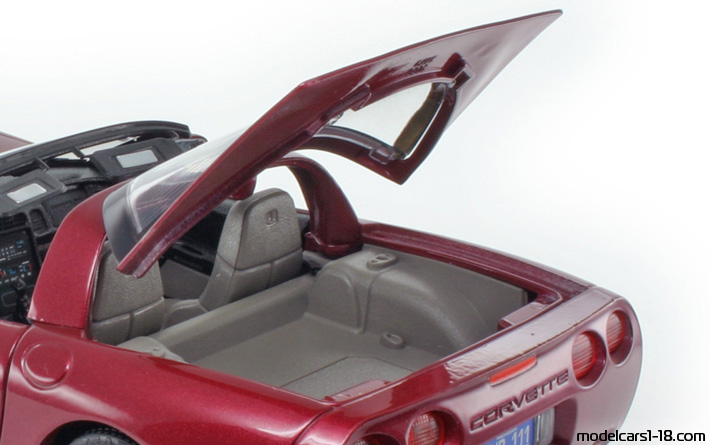 1997 - Chevrolet Corvette C5 Bburago 1/18 (Rot) Kofferraum / Klappbare Scheinwerfer