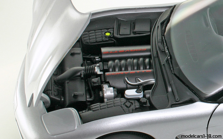 1998 - Chevrolet Corvette C5 UT 1/18 (Silber) Motor