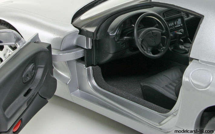 1998 - Chevrolet Corvette C5 UT 1/18 (Silber) Innenraum Armaturenbrett