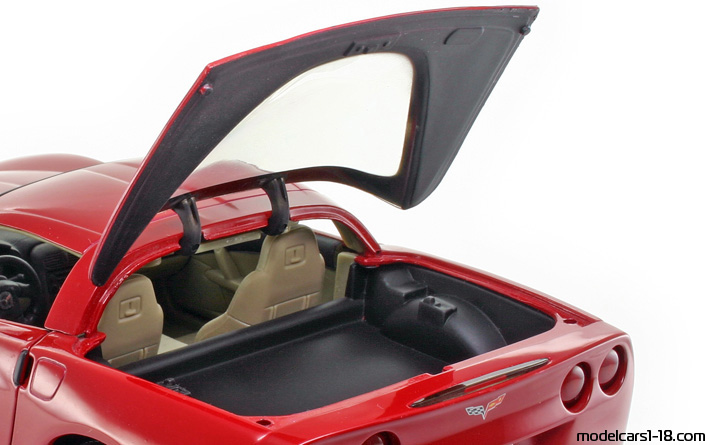 2005 - Chevrolet Corvette C6 Hot Wheels 1/18 (Rot) Kofferraum / Klappbare Scheinwerfer