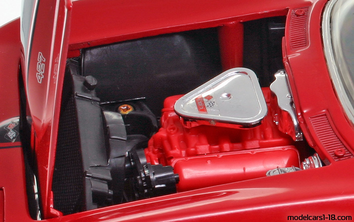 1967 - Chevrolet Corvette Sting Ray C2 ERTL 1/18 (Rot / Schwarz) Motor