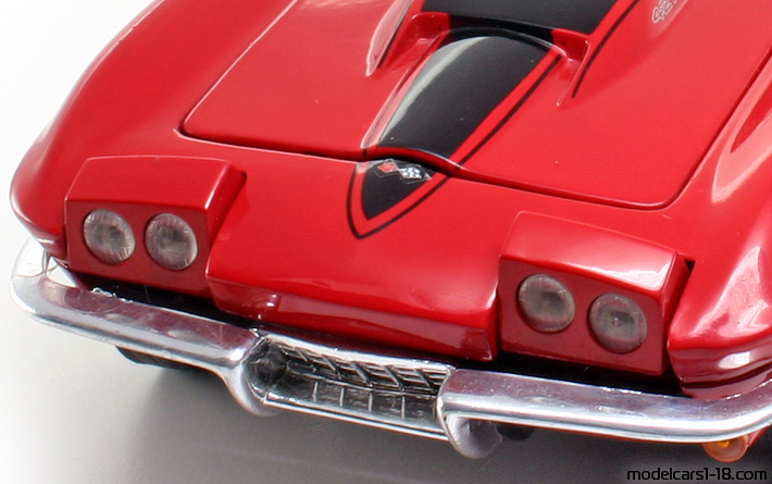 1967 - Chevrolet Corvette Sting Ray C2 ERTL 1/18 (Rot / Schwarz) Kofferraum / Klappbare Scheinwerfer