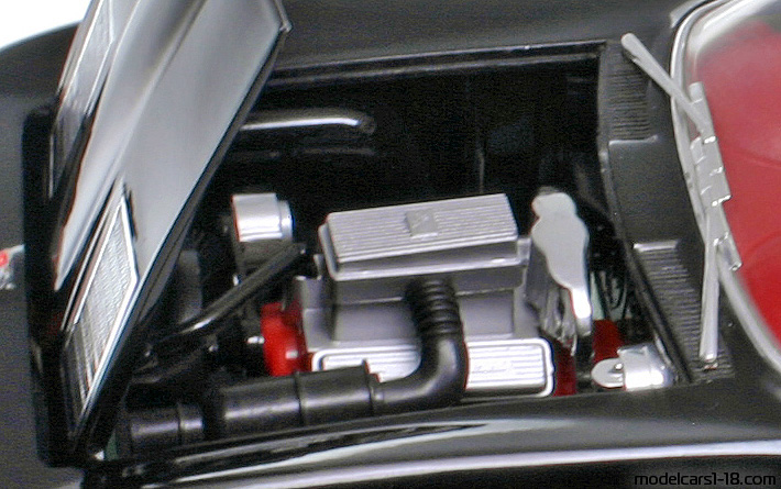 1963 - Chevrolet Corvette Sting Ray C2 ERTL 1/18 (Schwarz) Motor