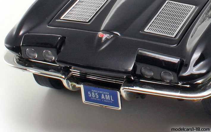 1963 - Chevrolet Corvette Sting Ray C2 ERTL 1/18 (Schwarz) Kofferraum / Klappbare Scheinwerfer