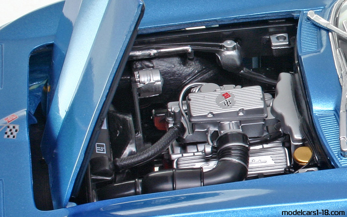 1965 - Chevrolet Corvette Sting Ray C2 Maisto 1/18 (Blau) Motor